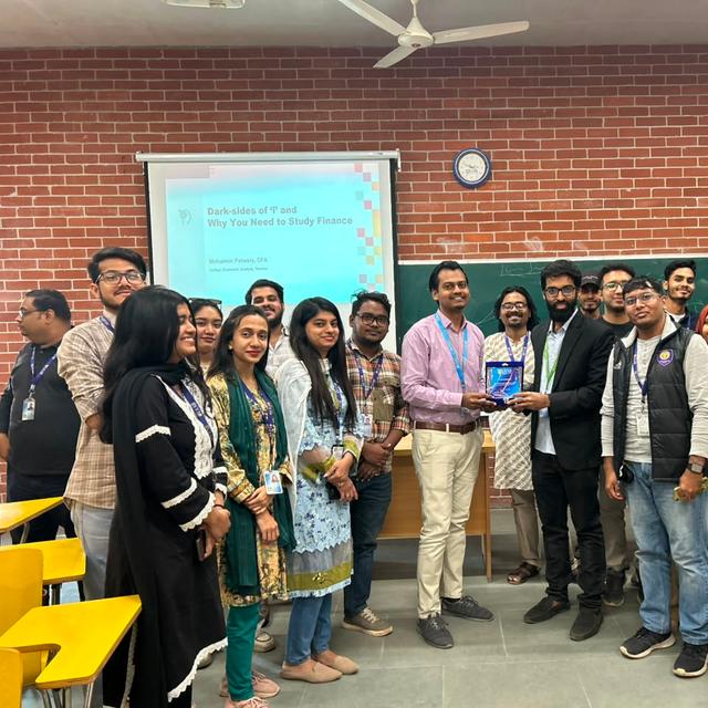 বিশ্ববিদ্যালয়ে গেস্ট লেকচার 'Why You Need to Study Finance'-এর পর সম্মাননা