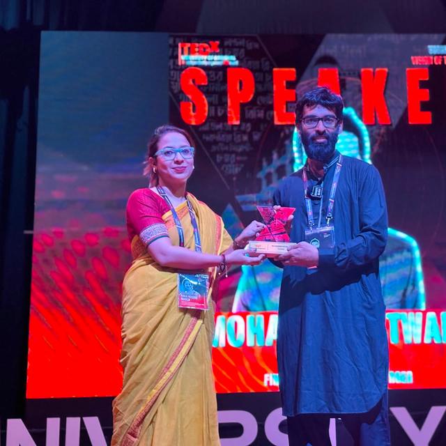 TEDx মঞ্চে স্পিকার সম্মাননা গ্রহণ করছেন মোহাইমিন পাটোয়ারী